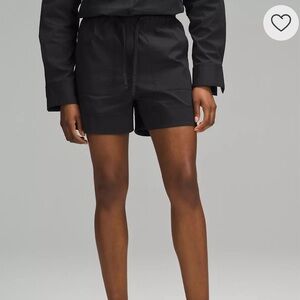 NWT Cotton-Blend Poplin High-Rise Short 4" Black